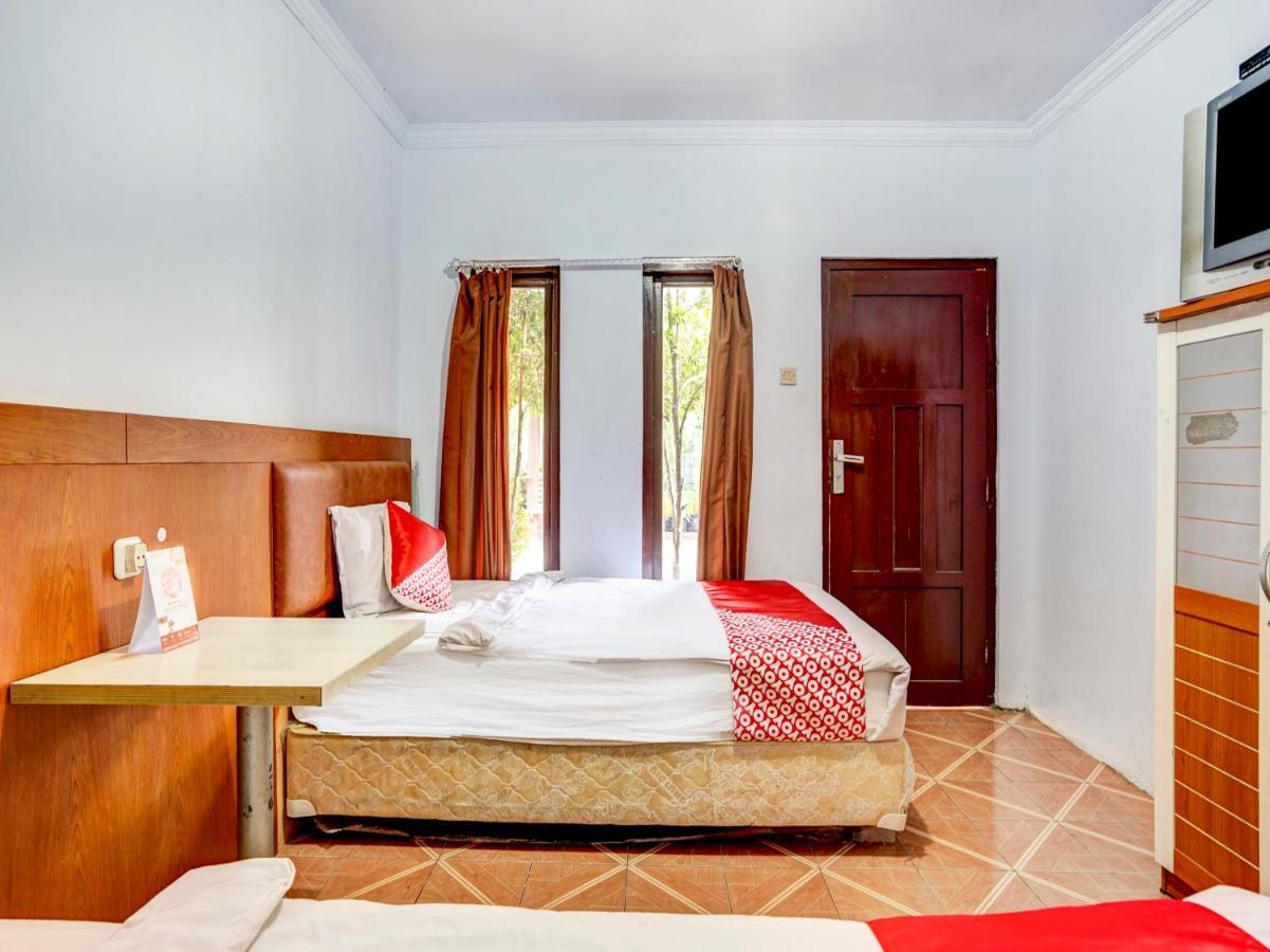 Lamongan Oyo 3710 Izzi Hotel מראה חיצוני תמונה