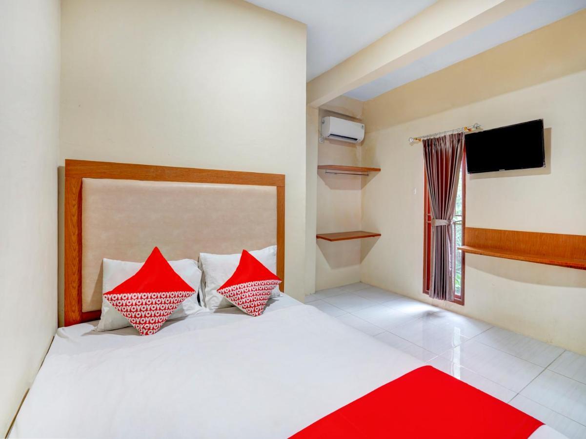 Lamongan Oyo 3710 Izzi Hotel מראה חיצוני תמונה