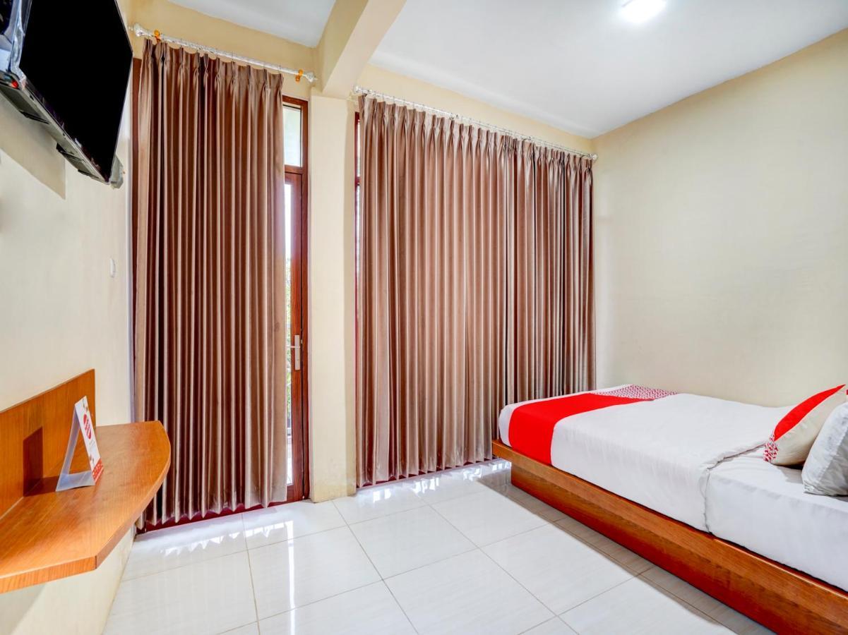 Lamongan Oyo 3710 Izzi Hotel מראה חיצוני תמונה